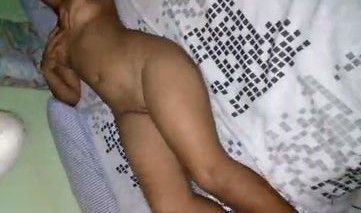 Gordinho fodendo a novinha gostosa na cama