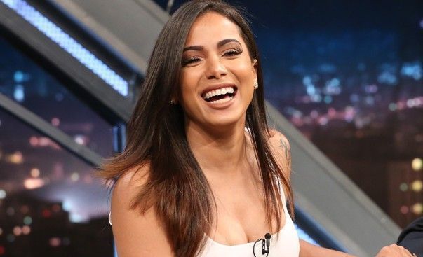 Caiu na net Anitta mostrando o peitinho e sem calcinha