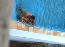 Comendo a vizinha na piscina do condomínio