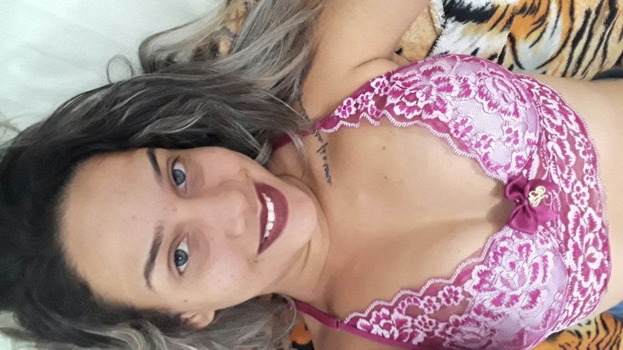 Loira gostosona mandou nudes no grupo de putaria