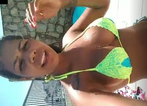 Carioca com marquinha de biquíni porno