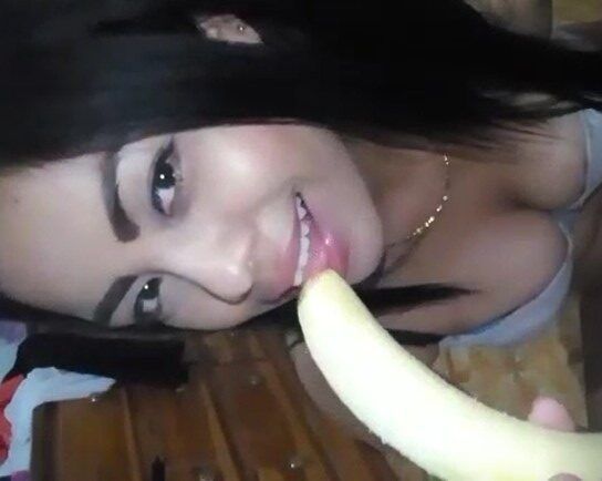 Morena gata nua enfiando banana na xota