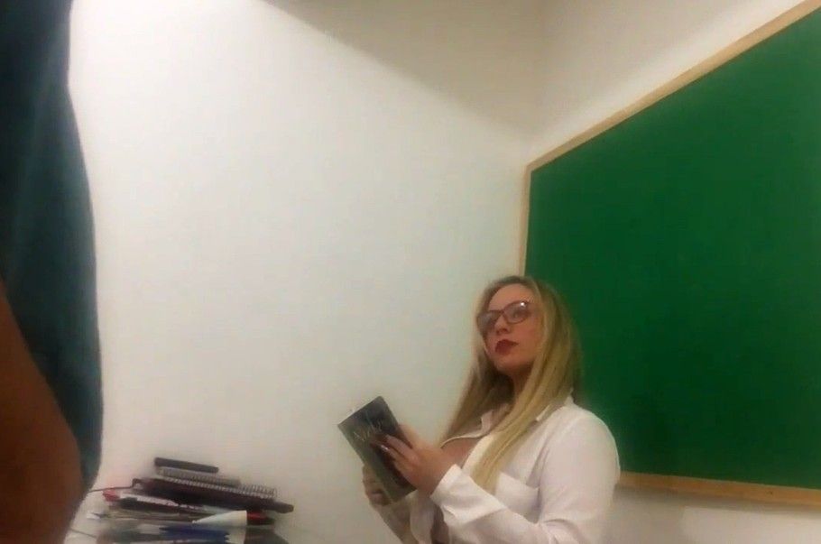 Professora safada dando pro aluno flagra