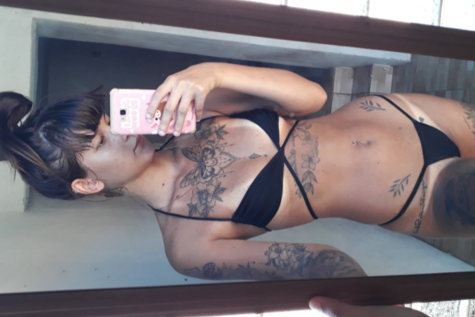 Novinha tatuada tomando banho