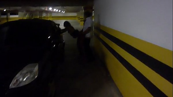 Atriz E Ator Traindo Namorados No Estacionamento