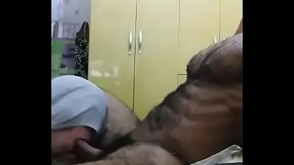 2 Coroas Machos Comendo Travesti