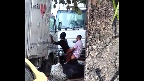 Acompanhante Travesti Beijando Homem Na Rua