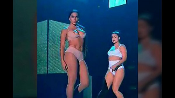 Anitta Mostrando O Peito