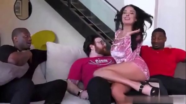 Brasileiro Chupando O Pau De Travesti