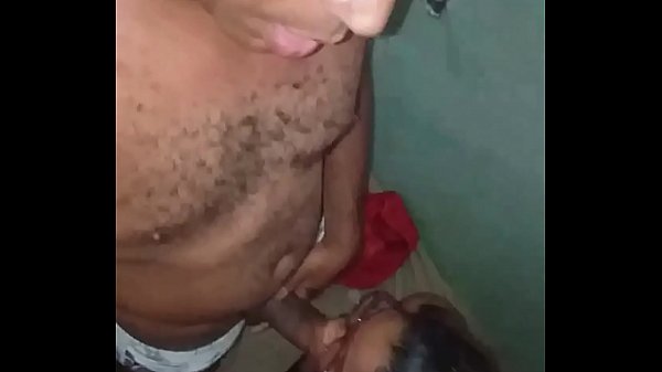 Camera De Baixo Pra Cima Pega Peituda No Blowjob