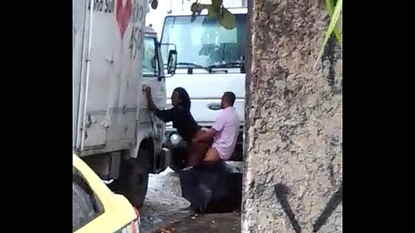 Chupando Pau De Travesti Na Rua