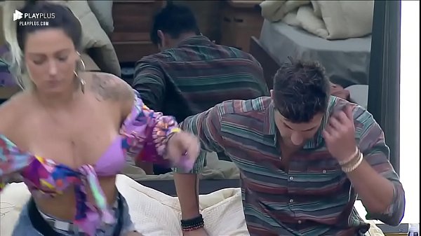 Larissa Bbb Pagando Peitinho