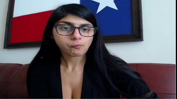 Mia Khalifa Anounces Free Oral Donald Trump