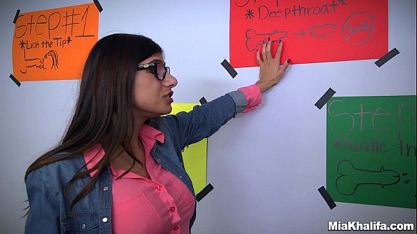 Mia Khalifa Dando Presente Para Seu Amigo