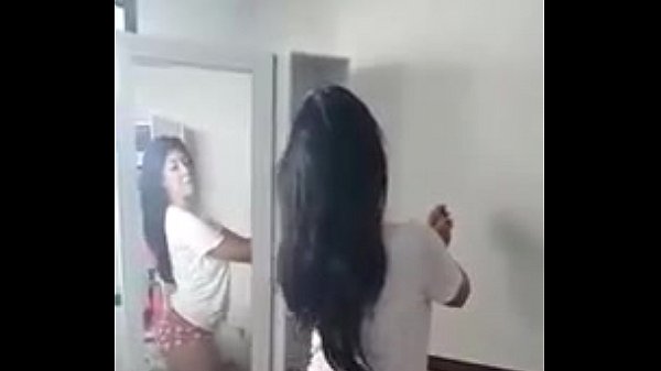 Mulher Dançando De Shortinho Curto