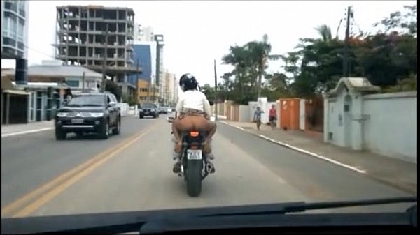 Mulher Nua Andando De Moto