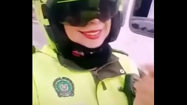 Mulher Posa Nua Junto A Viatura Da Polícia