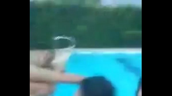 Novinha Amadora Nua Na Piscina