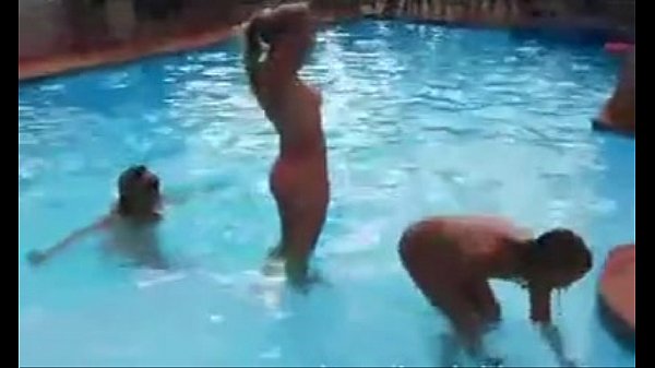 Novinha Na Piscina