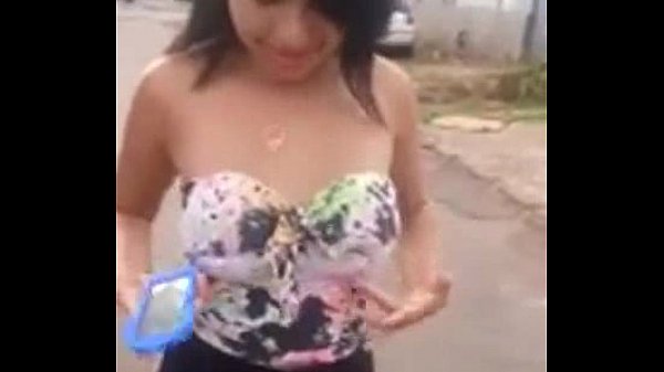 Novinha Virgem Mostrando Os Peitos