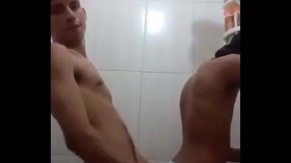 Amigos Batendo Punheta No Banheiro Da Escola Gay