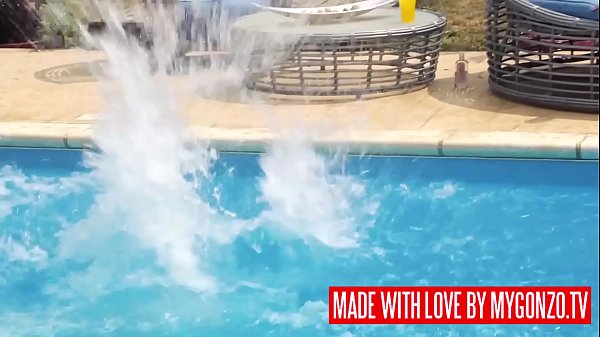 Casal Transando Em Piscina Publica