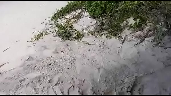 Homens De Pinto Pequeno Em Praia De Nudismo