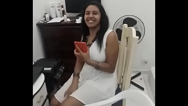 Mariana mostrando os peitoes