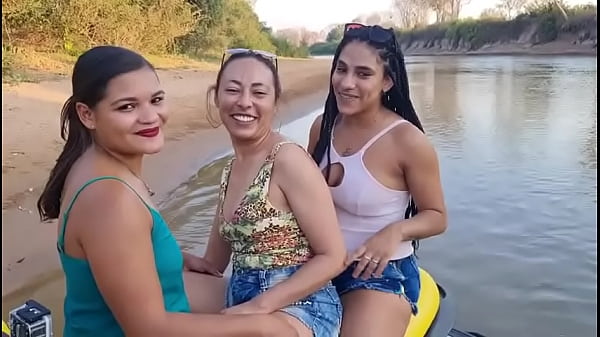 Mia Khalifa Com Amigas