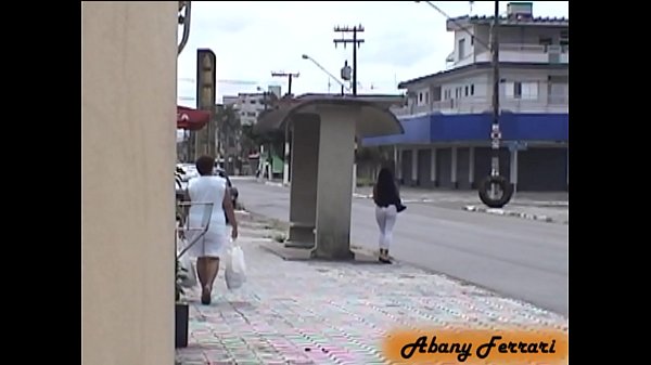 Mulher De Calcinha Deitada Na Cama