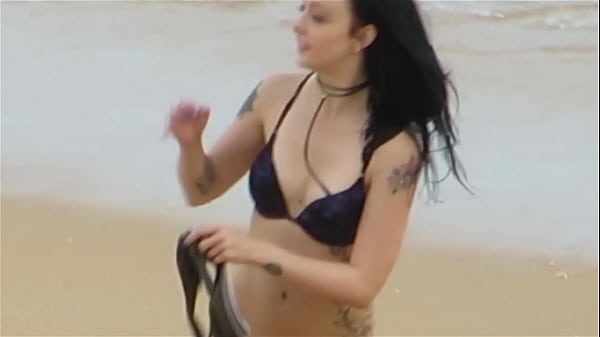 Mulher Fazendo Sexo Na Praia De Nudismo