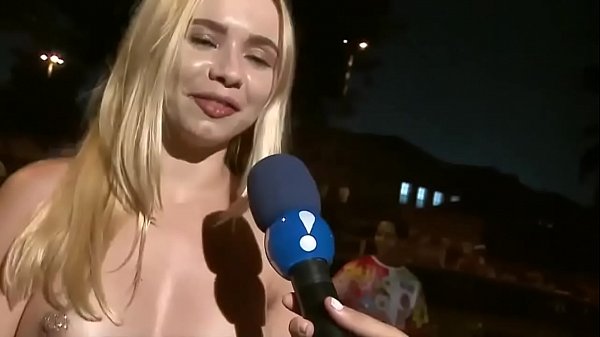 Mulher Fica Nua No Carnaval