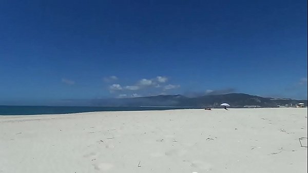 Mulher Mijando Na Praia