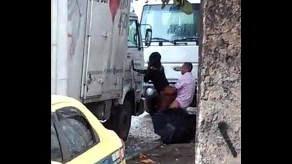 Mulher Sai Nua Na Rua