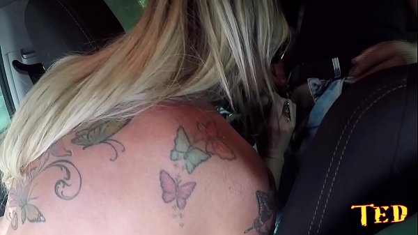 Atriz porno loira com tatuagem nas costas