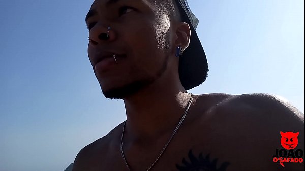 Travesti Em Praia De Nudismo