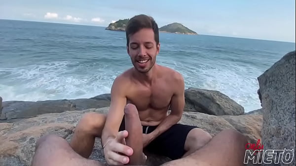 Batendo Punheta Na Praia Gay