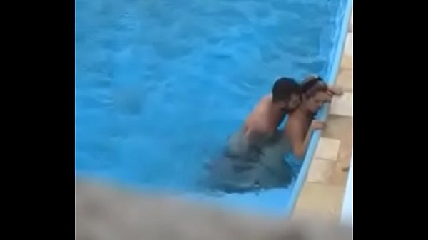 Negra Com Dois Homens Na Cadeira Da Piscina Porno Antigo