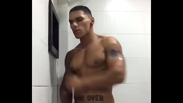 Gay três homens fudeno no banheiro do clube