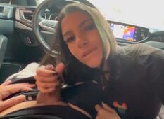 Lauren, uma garota jovem safada, fudendo gostoso oral no motorista do Uber