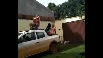 Novinha suruba na suruba com os amigo