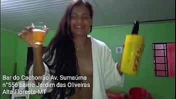 Tigresa tomando leite