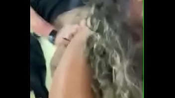 Filha  novinha  chupando  seu pai.