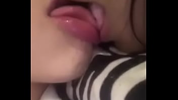 Japonesa lésbica beijando