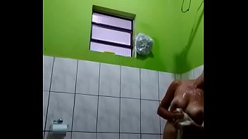 Novinha tomando banho n roça