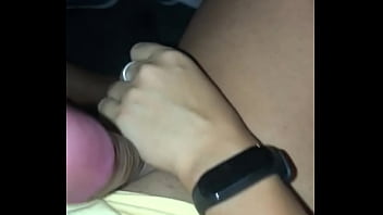 Fernandinha de assis sp batendo uma punheta  no carro