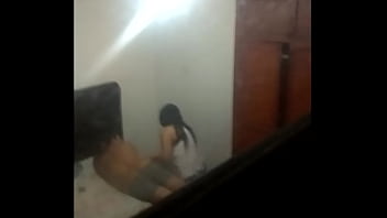 Filha espiando ó pai