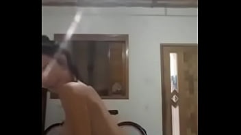 Novinha dancando de saia amarela de 18 anos