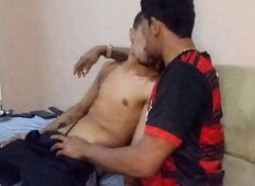 Torcedor do Flamengo chupou e fez sexo anal com o amigo que gosta de ser passivo.