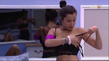 Mulher pagando peitinho no bbb23